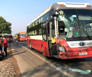 Hai xe khách tông nhau, 50 hành khách hoảng loạn la hét