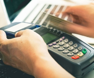 Rút tiền mặt từ thẻ tín dụng qua máy POS: Phạm pháp và nhiều rủi ro