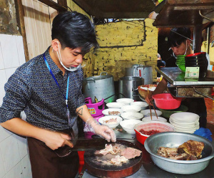 Thượng đỉnh Mỹ - Triều: Chủ hàng phở ngày ngủ 2 tiếng, thái thịt xuyên đêm