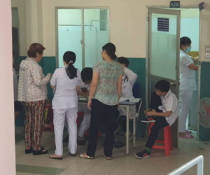 44 học sinh tiểu học ăn nhầm bột thông bồn cầu tại trường giờ ra sao?