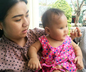 Bé gái 8 tháng tuổi nghi bị mẹ nuôi bạo hành, nhốt trong phòng trọ