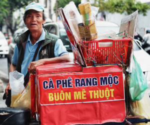 Chuyện đời của người cha sau tấm bảng thông báo đầy tự hào: Vợ mất, phải bán nhà để có tiền cho 2 cô con gái ăn học bên đất Mỹ