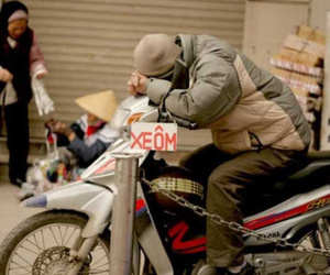 Cuộc trò chuyện trên chuyến xe ôm và lời thú nhận cuối của tài xế khiến vị khách bật khóc