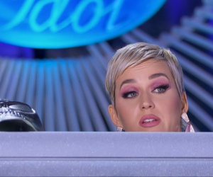 Thí sinh American Idol khiến Katy Perry hốt hoảng trốn dưới gầm bàn