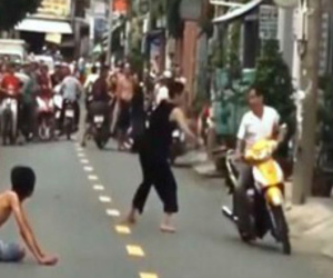 Thực hư clip 'nữ hiệp' nghi ngáo đá vác dao chém thanh niên nghiện ngã gục, truy sát người đi đường ở Sài Gòn