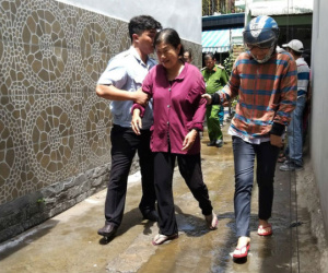 TP.HCM: Cháy 2 căn nhà trong hẻm, người phụ nữ lớn tuổi ngã quỵ, gào khóc vì mất hết tài sản