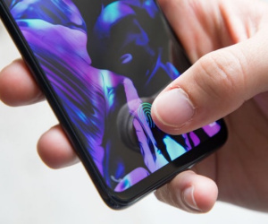 Cảm biến vân tay siêu âm Galaxy S10 lệch về bên trái