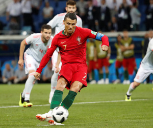 Chấm dứt tranh cãi về việc cầu thủ sút penalty không được đá bồi
