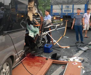 Hiện trường vụ xe Limousine gặp nạn trên cao tốc làm 1 bác sĩ và 1 cảnh sát cơ động tử vong