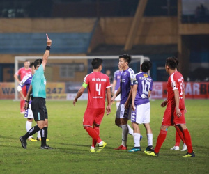 HLV Chu Đình Nghiêm: ‘Văn Quyết chỉ huých vai, Quế Ngọc Hải mới xứng đáng nhận thẻ đỏ’
