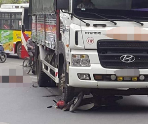 Người đàn ông bị xe tải đi cùng chiều đâm tử vong tại ngã tư ở Hà Nội