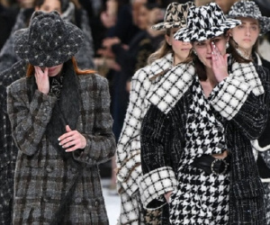 Người mẫu òa khóc trên sàn diễn cuối cùng của Karl Lagerfeld