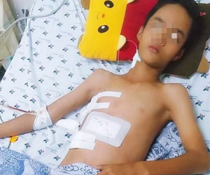 Tai nạn đau lòng: Đi làm mướn nuôi cha tâm thần, bé trai 13 tuổi bị thanh sắt máy cắt lúa đâm xuyên thấu ngực