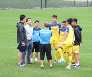 U23 Việt Nam tập buổi đầu tiên: Vắng 15 cầu thủ, thầy Park có 8 trợ lý hỗ trợ