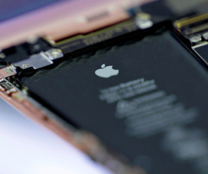 Apple nới lỏng quy định sửa chữa iPhone có pin bên thứ ba