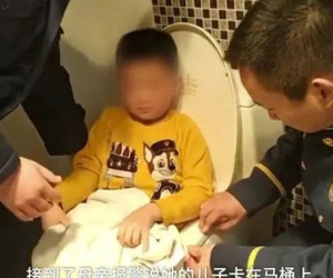 Bé trai 6 tuổi kêu khóc cầu cứu trong nhà vệ sinh, người nhà bước vào nhìn thấy trên tay đứa trẻ món đồ 'gây nghiện'