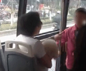 Bị nhắc nhở vì mang chó lên xe buýt, người đàn ông chỉ tay quát nạt: 'Chó tao là chó cảnh, bị phạt 10 triệu, tao chịu 20 triệu cho mày'
