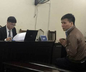 Ca sĩ Châu Việt Cường chắp tay trên ngực vái, xin lỗi mẹ cô gái mà mình nhét tỏi vào miệng dẫn đến tử vong