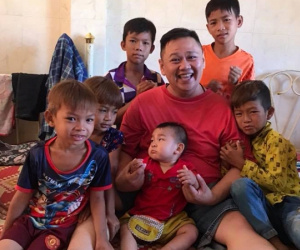 Chưa rút kinh nghiệm từ lần đi tù vì tội ấu dâm, Minh Béo vô tư tạo dáng chụp ảnh với nhiều em nhỏ khiến nhiều người bức xúc