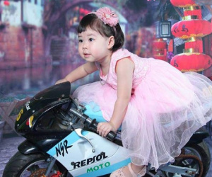 Con gái được chụp ảnh kỉ niệm ở trường, ngày nhận ảnh mẹ biết 'đời con sóng gió từ nhỏ'