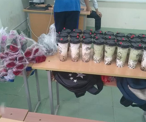 Con trai lớp người ta: Chưa đến 8/3 đã tặng con gái nào trà sữa nào hoa hồng khiến dân tình ghen tị hết nấc