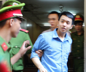 Cụ bà 71 tuổi thuê người bắn 'tình trẻ' ở Sài Gòn hầu tòa