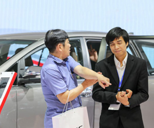 Những chiêu moi tiền khách Việt khi mua ôtô