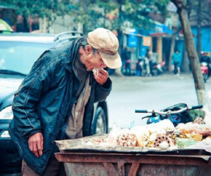 Nỗi ám ảnh suốt 9 năm của tác giả bức ảnh: Cụ ông bới xe rác tìm đồ ăn