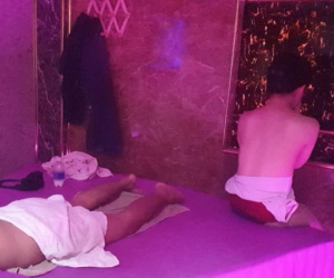 Nữ nhân viên 20 tuổi kích dục cho 'thượng đế' trong tiệm massage ở Sài Gòn