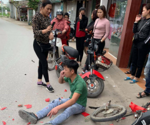 Rùng mình cảnh nam thanh niên không đội mũ bảo hiểm tông thẳng vào đầu ô tô và cái kết khiến nhiều người thở phào