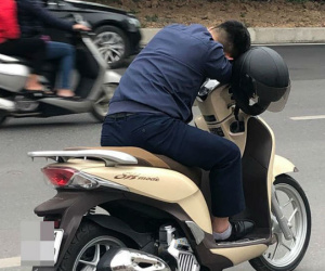 Thanh niên gục ngay trên xe SH giữa đường khiến bao người ngơ ngác chẳng hiểu lý do