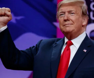 Vì sao ông Trump vẫn được tín nhiệm trong thế 'tứ bề thọ địch'?