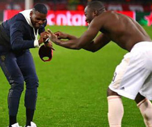 Video: Pogba và Lukaku ăn mừng kiểu viết báo mỉa mai phóng viên The Sun
