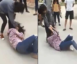 2 cô gái đánh nhau, gọi bạn trai và bố đến can thiệp