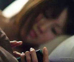 Bà mẹ 2 con đột tử ngay trên giường, nhìn thứ cô cầm trên tay BS liền hiểu lý do