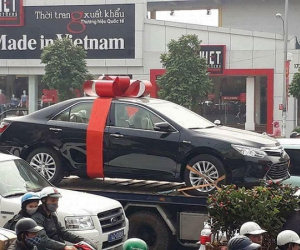 Bức ảnh 'chồng chơi lớn tặng vợ xe Camry bạc tỷ làm quà 8/3' và sự thật khiến tất cả trầm trồ