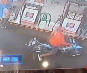 Clip cảnh giác: Mua được can xăng, quay ra mất luôn xe máy