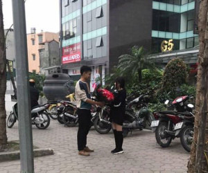 Đi giao hoa ngày 8/3, chàng shipper dở khóc dở cười khi mọi người xung quanh nồng nhiệt cổ vũ 'hôn đi'