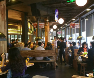Hàng ăn chật kín khách 8/3: Chạy 9 nơi, xin trả thêm tiền vẫn đành 'bó tay'