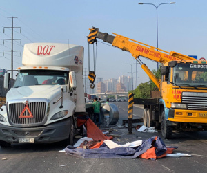 Kinh hãi nhiều cuộn thép 'khủng' từ xe đầu kéo văng xuống xa lộ Hà Nội