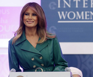 Melania diện áo khoác da gần 1.600 USD trao giải thưởng cho phụ nữ