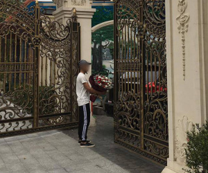 Thanh niên mặc đồ giản dị ôm hoa đứng trước biệt thự ngày 8/3 bỗng gây sóng gió MXH vì đủ chuyện thêu dệt