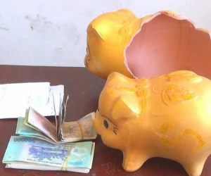 Trộm heo đất lấy tiền cho mẹ... sắm vàng