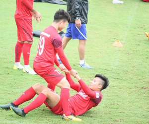 U23 Việt Nam tập ngày 8/3: Mệt nhoài vì những bài tập lạ, liên tục bị thầy Park nắn gân vì sai kỹ thuật