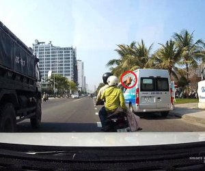 Xử lý nam thanh niên chở vợ, cầm gạch ném vỡ kính ô tô tải đang chạy trên đường phố Đà Nẵng