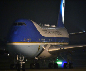 15 phút căng thẳng khi đón Air Force One của Tổng thống Mỹ