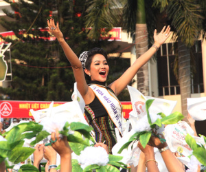 Hàng nghìn người đội nắng ngắm hoa hậu tại lễ hội cà phê Buôn Ma Thuột