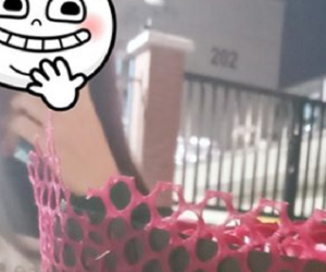Nhận quà 8/3 xong, cô gái có hành động khiến shipper kinh ngạc: 'Thế giới này thật đáng sợ'