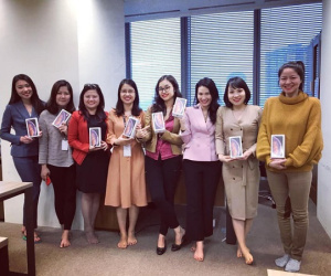 Phát ghen với dàn chị em VTV được tặng quà 'khủng' nhân 8/3: Mỗi người 1 chiếc điện thoại gần 30 triệu