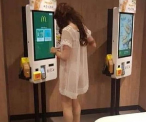 Cô gái trẻ mặc chiếc váy mỏng như màn tuyn đi mua đồ, nhìn rõ mồn một nội y khiến người xung quanh đỏ mặt